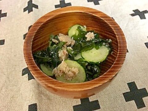 簡単！カニ缶できゅうりとワカメの和え物